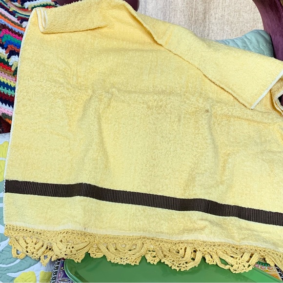 70s Crochet Edge Towel Set - Picture 4 of 6